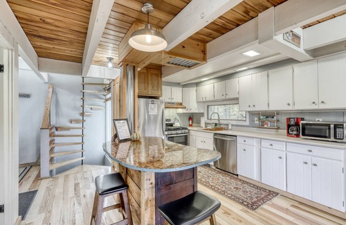 North Troy House | Gorgeous, secluded home with private deck & WiFi