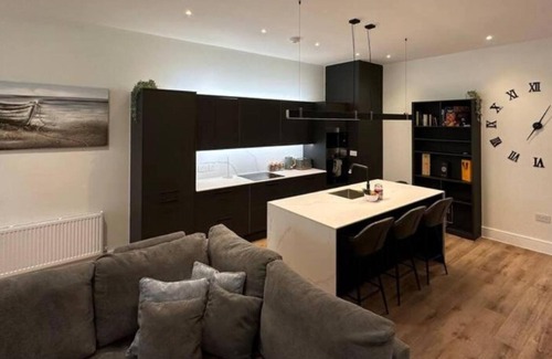 Westcliff-on-Sea Apartment | Gorgeous & Sleek 2BR w/WiFi & Netflix - Excellent Location Nr Westcliff Beach
