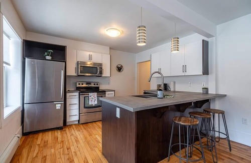 Bedford Apartment | Gorgeous & Sunny Executive Suite, AC