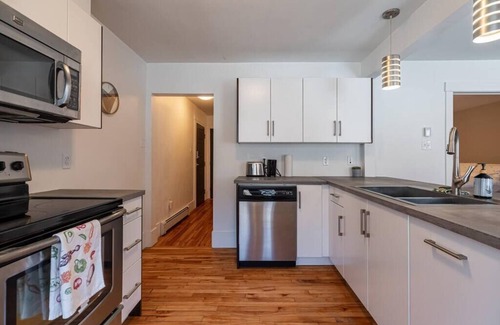 Bedford Apartment | Gorgeous & Sunny Executive Suite, AC