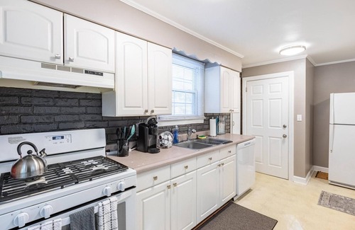 Ypsilanti Apartment | Gorgeous Sunny Ypsilanti Bungalow