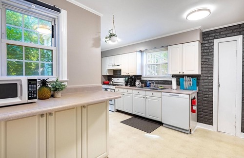 Ypsilanti Apartment | Gorgeous Sunny Ypsilanti Bungalow