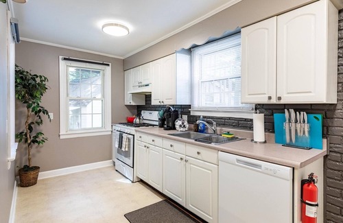 Ypsilanti Apartment | Gorgeous Sunny Ypsilanti Bungalow