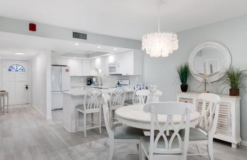 Sanibel House | Gorgeous Top Floor Beach Condo at Breakers West