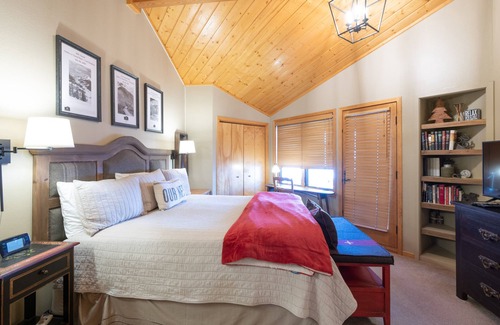 Crested Butte House | Gorgeous Townhome w/views, Private Garage, hottub! Decks!