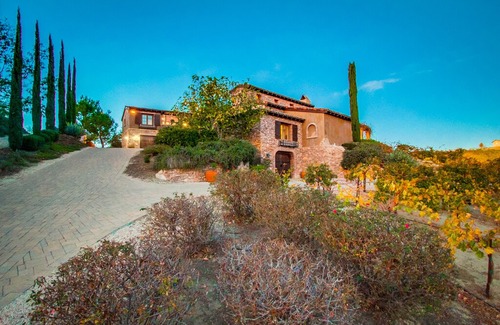 Temecula House | Gorgeous Tuscan Villa in Temecula Wine Country while close to Old Town Temecula!