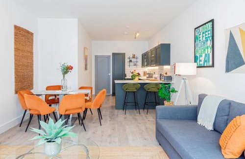 Acton Apartment | Gorgeous Two-Bedroom Two-Bathrooms Flat Near Acton Main Line Station