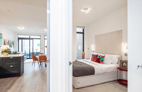 Acton Apartment | Gorgeous Two-Bedroom Two-Bathrooms Flat Near Acton Main Line Station