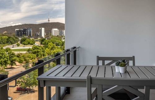 Reid Apartment | Gorgeous Unit Between Russell Offices and the City