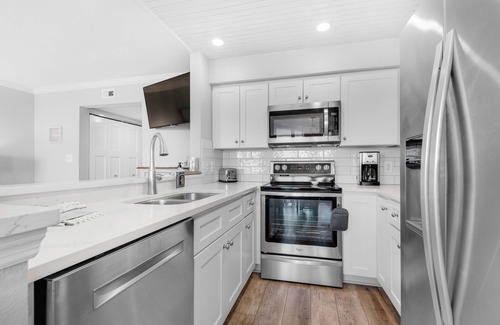 Pensacola Beach Condo | 🌟Gorgeous Updates-Sound Views-Steps2Beach-Pool-1BR Santa Rosa Dunes 1063🌟