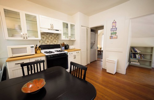Downtown Berkeley Apartment | Gorgeous Upper Flat in Historic Berkeley Queen Anne Duplex