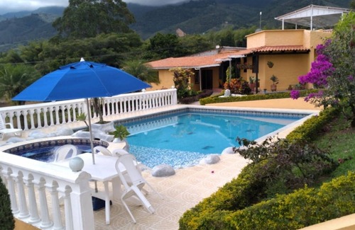 Calima House | Gorgeous Vacation Home, Beautiful Mountain and Lake Views