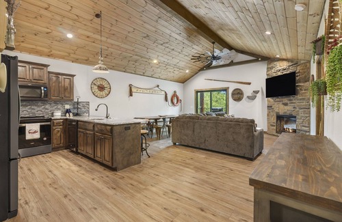 Indian Point House | Gorgeous Vacation Home 2Min to Silver Dollar City - Indian Point (L156/48)