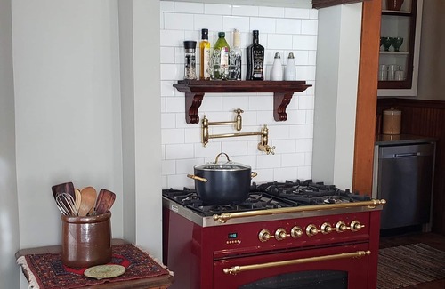 Hannibal House | Gorgeous Victorian with Seasonal Pool , sleeps 8, pet friendly close to downtown