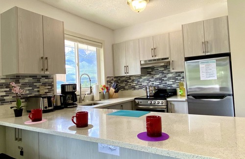 Harvie Heights House | Gorgeous view 2 Storey Townhouse 2 BR/1.5 Bath, A/C, Hot Tub, Fire Pit