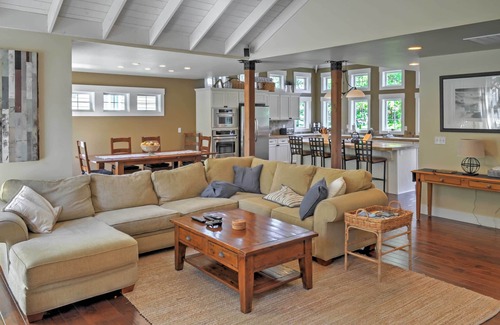 Wapato Point House | Gorgeous Wapato Point Lakehouse w/Private Hot Tub
