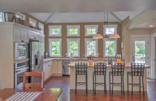 Wapato Point House | Gorgeous Wapato Point Lakehouse w/Private Hot Tub