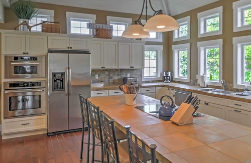 Wapato Point House | Gorgeous Wapato Point Lakehouse w/Private Hot Tub