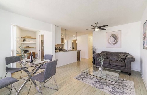Crosstown Apartment | Gorgeous Water View Unit in Downtown Vancouver
