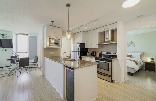 Crosstown Apartment | Gorgeous Water View Unit in Downtown Vancouver
