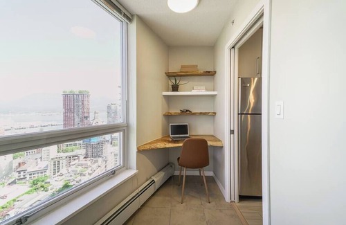 Crosstown Apartment | Gorgeous Water View Unit in Downtown Vancouver
