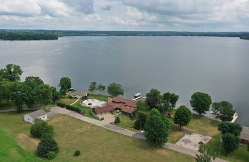 Faribault House | Gorgeous waterfront home on Cannon Lake