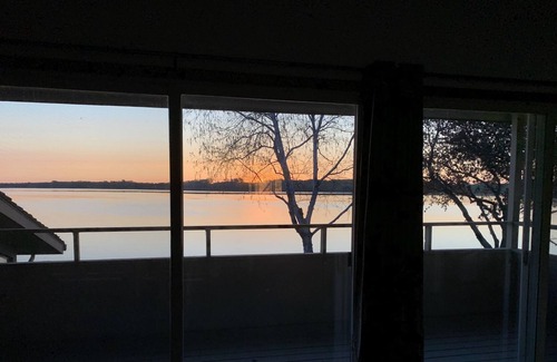 Faribault House | Gorgeous waterfront home on Cannon Lake