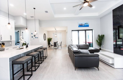 Cape Coral House | Gorgeous Waterfront Villa-Heated Pool with Outside Kitchen - Villa Sea La Vie