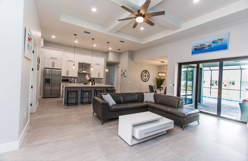 Cape Coral House | Gorgeous Waterfront Villa-Heated Pool with Outside Kitchen - Villa Sea La Vie
