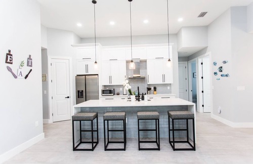 Cape Coral House | Gorgeous Waterfront Villa-Heated Pool with Outside Kitchen - Villa Sea La Vie