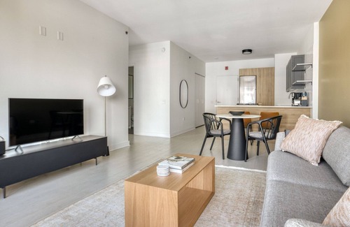 West Loop Apartment | Gorgeous West Loop 1BR w/Gym & Coworking, nr UIC, by Blueground
