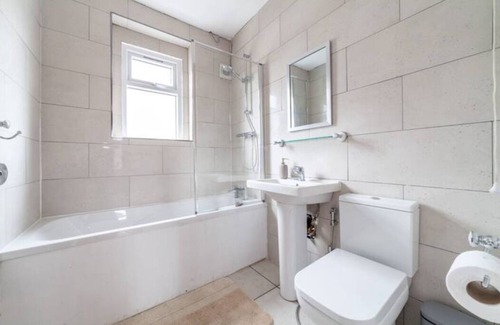 Selhurst House | Gorgeously decorated 4BR Maisonette, South Norwood