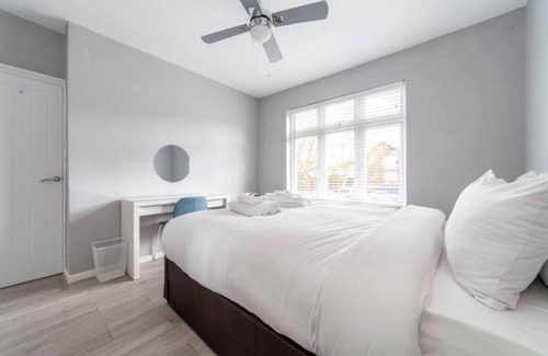 Selhurst House | Gorgeously decorated 4BR Maisonette, South Norwood