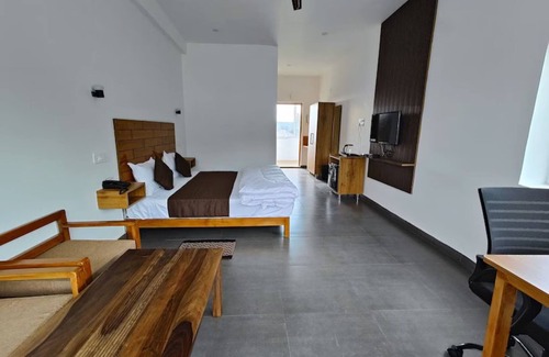 Chachian Hotel | Goroomgo Bagora Heights Palampur