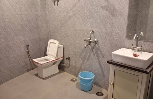 Sector 27 Hotel | Goroomgo Raj hotel vip Noida