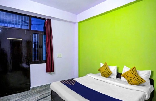 Sector 27 Hotel | Goroomgo Raj hotel vip Noida