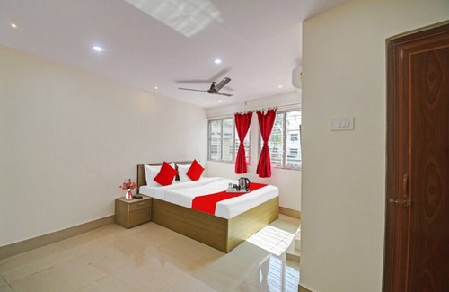 Kolkata Hotel | Goroomgo Vhyom Sky Palace Near Sakherbazar Metro Station Kolkata