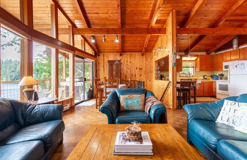 Langley Cabin | Goss Lake Getaway by AvantStay | Lakefront Escape