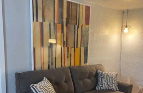 Central Oklahoma City Apartment | Got the blues? Check out this cozy little garage apt for a relaxing getaway.