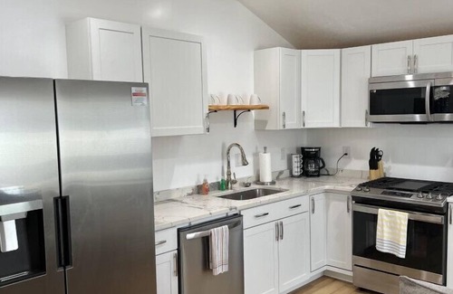 Geneva-on-the-Lake House | GOTL Comfy Cottage- Sunset Vacation Rentals
