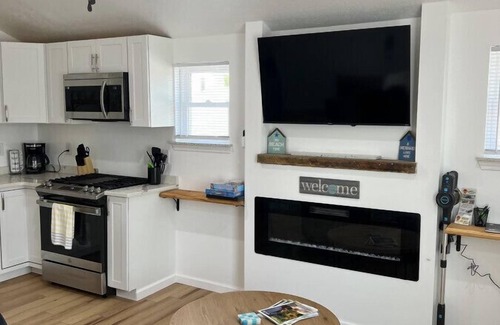 Geneva-on-the-Lake House | GOTL Comfy Cottage- Sunset Vacation Rentals