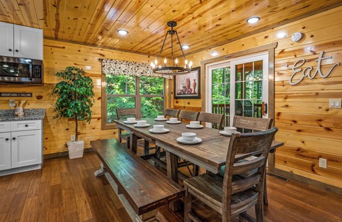 Gatlinburg - Pigeon Forge Cabin | GR8 Escape Cabin Firepit*Indoor Pool*Movie/Arcade