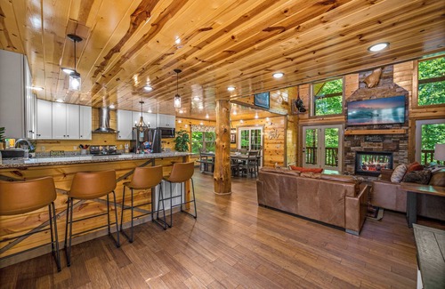 Gatlinburg - Pigeon Forge Cabin | GR8 Escape Cabin Firepit*Indoor Pool*Movie/Arcade