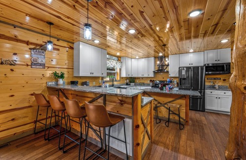 Gatlinburg - Pigeon Forge Cabin | GR8 Escape Cabin Firepit*Indoor Pool*Movie/Arcade