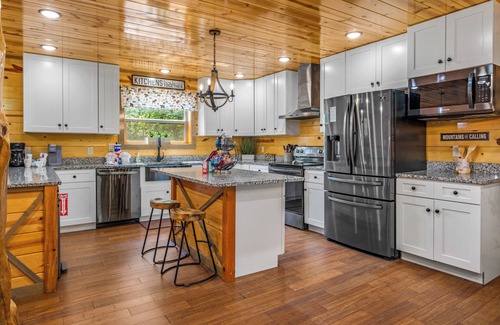 Gatlinburg - Pigeon Forge Cabin | GR8 Escape Cabin Firepit*Indoor Pool*Movie/Arcade