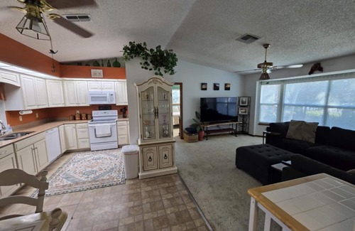 Weeki Wachee Gardens House | Grab your family, pups and your BOAT, this Weeki Wachee home sleeps 6!