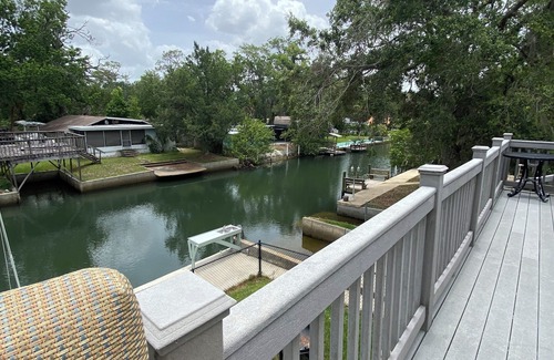 Weeki Wachee Gardens House | Grab your family, pups and your BOAT, this Weeki Wachee home sleeps 6!