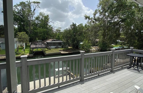 Weeki Wachee Gardens House | Grab your family, pups and your BOAT, this Weeki Wachee home sleeps 6!