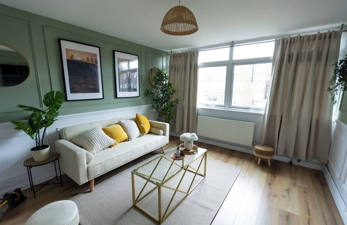 Thamesmead House | Grace House - 15 Minutes To Central London