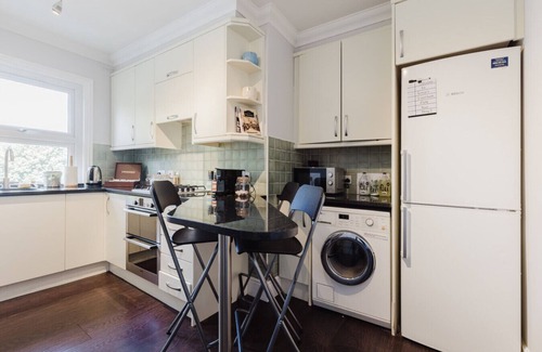 Tring House | Grace`s Guesthouse 68a